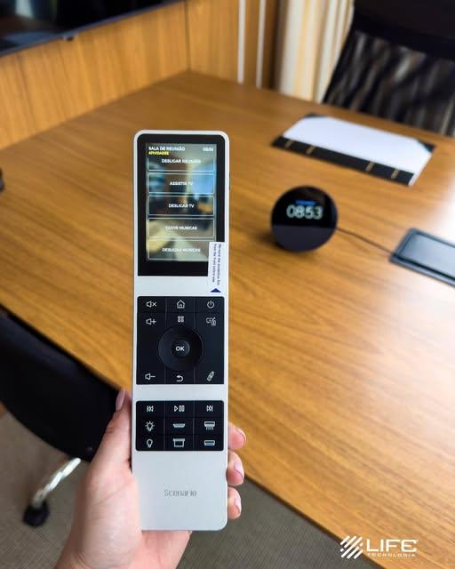 Controle de automação em sala de reunião corporativa